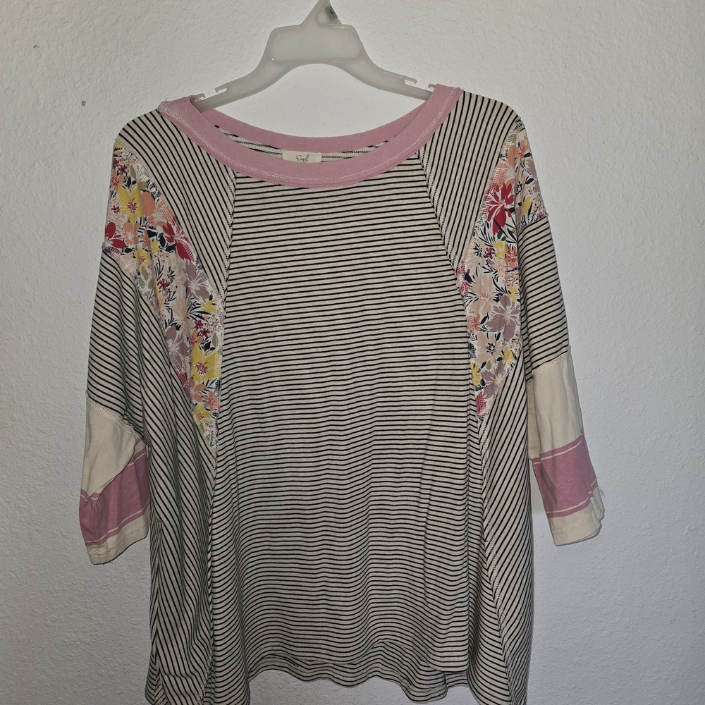 Easel Gray and White 3/4 Sleeve Graphic Blouse